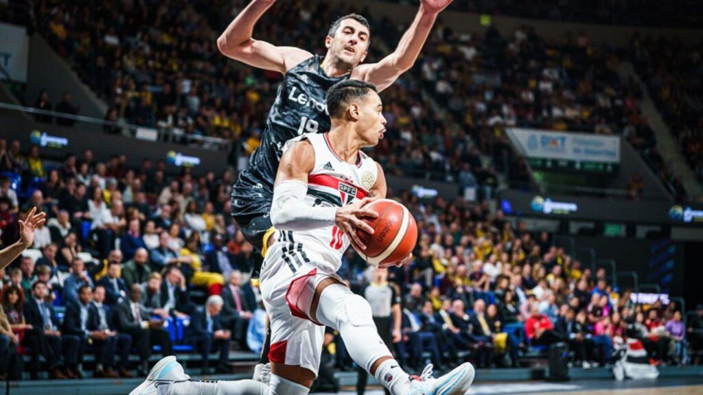 Lance do jogo São Paulo x Tenerife, no Intercontinental de Basquete