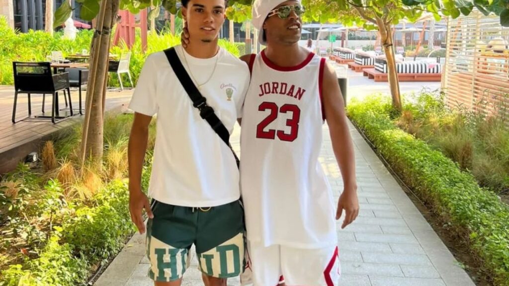 João Mendes, filho de Ronaldinho Gaúcho, com o pai