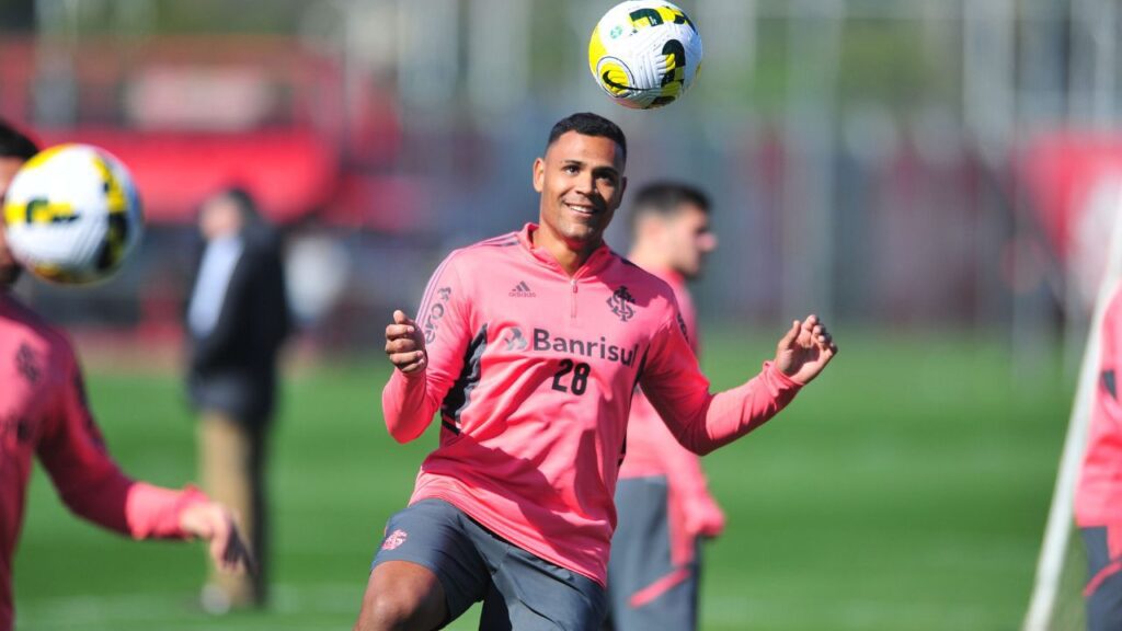 América-MG cotrata Mikael: atacante Mikael em treino do Internacional