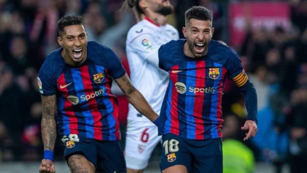 Raphinha e Jordi Alba, em jogo do Barcelona contra o Sevilla