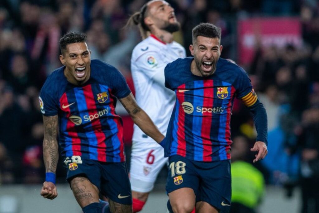 Raphinha e Jordi Alba, em jogo do Barcelona contra o Sevilla