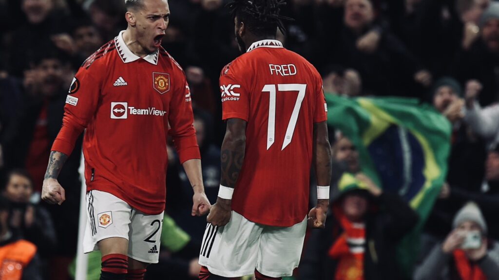 De virada e com brilho brasileiro, Manchester United elimina o Barcelona na Liga Europa