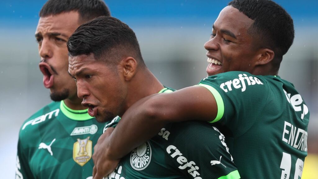 Onde assistir Palmeiras x São Bernardo? Veja horário, local e provável escalação- Rony comemora gol e Endrick o abraça, com Gabriel Menino ao fundo