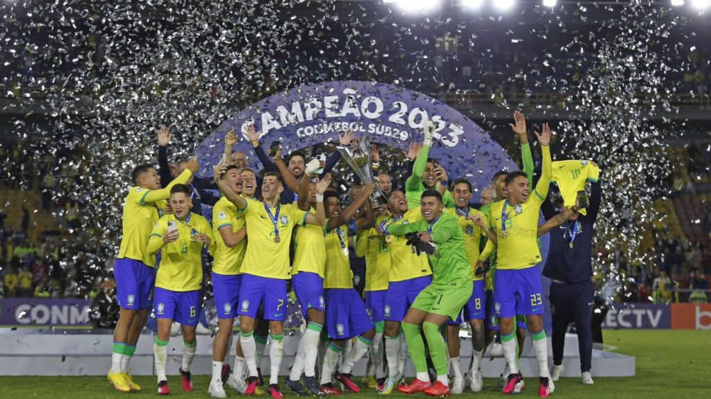 Grupos do Mundial sub-20: Seleção Brasileira com a taça do Sul-Americano Sub-20