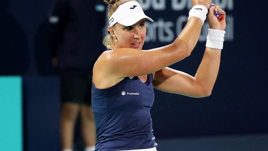 Tenista Bia Haddad Maia em jogo do WTA 500 de Abu Dhabi