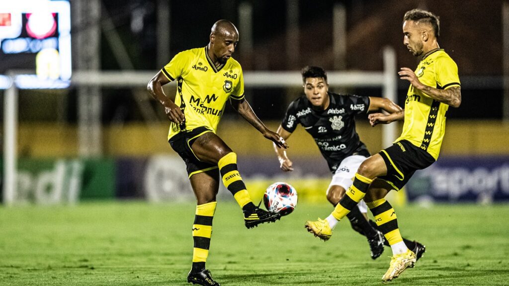 Corinthians sofre gols no início de cada tempo e perde para São Bernardo no Paulistão