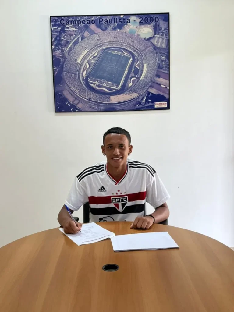 Ryan Felipe assintou o primeiro contrato profissional com o São Paulo