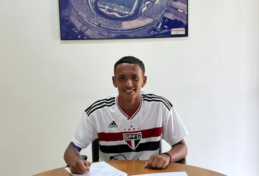 Ryan Felipe assintou o primeiro contrato profissional com o São Paulo