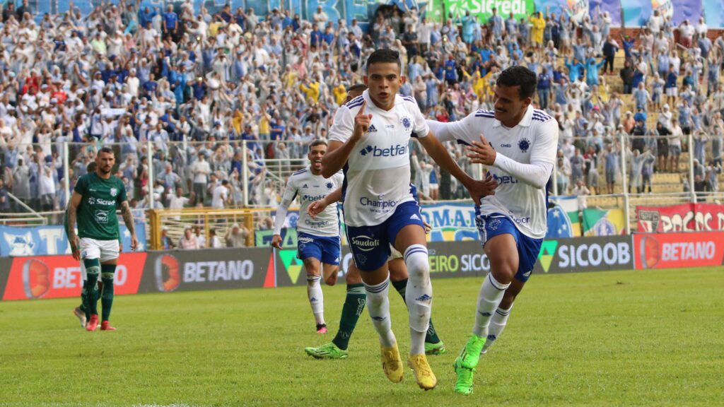 Cruzeiro vence a Caldense com dois gols no primeiro tempo.