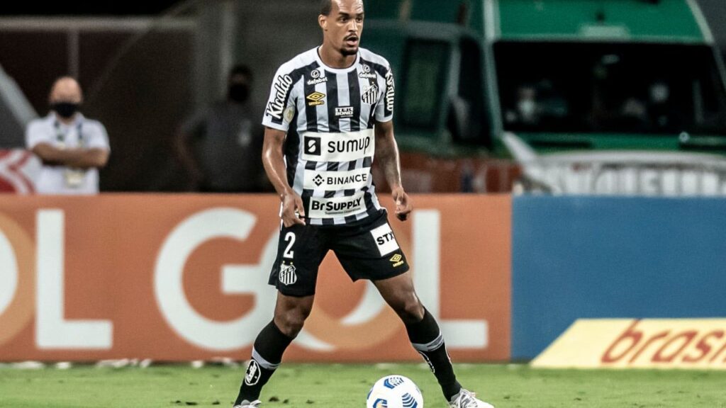 Luiz Felipe, zagueiro do Santos, em jogo do Brasileirão 2021