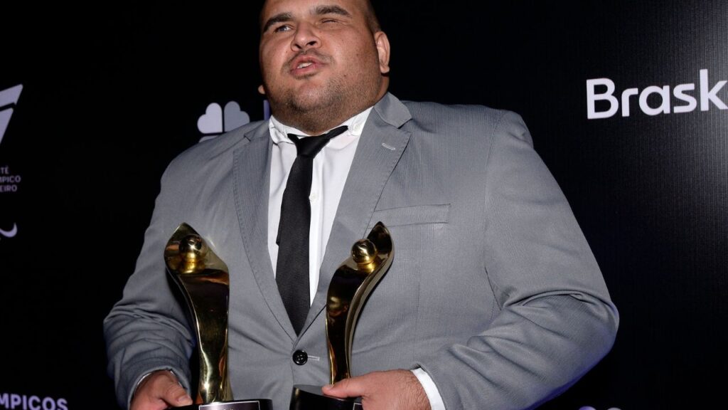 Judoca Wilians Araújo com troféus do Prêmio Paralímpicos 2022