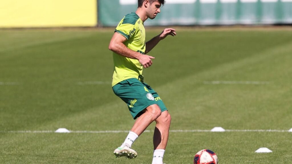 Zagueiro Benjamín Kuscevic, em treino do Palmeiras