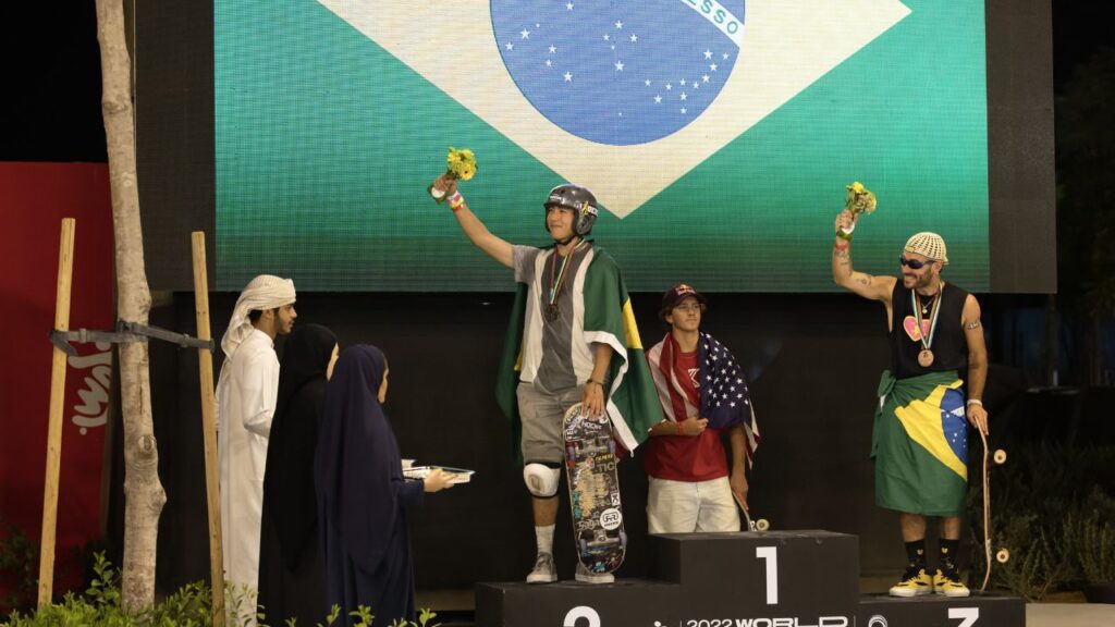 Augusto Akio e Pedro Barros no pódio do Mundial de Skate