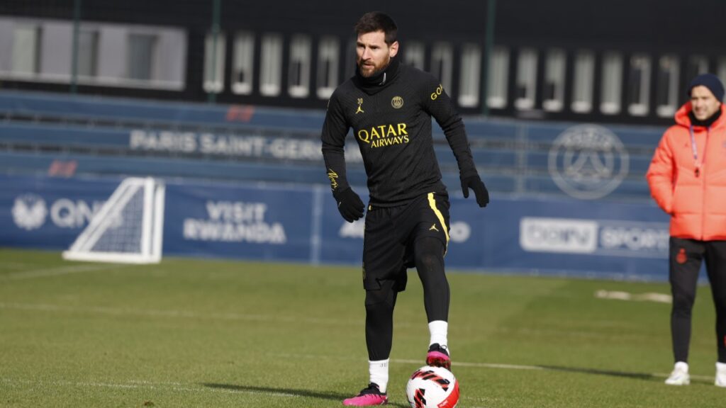 Messi está em treino pelo PSG, com uniforme todo preto, enquanto domina a bola com o pé esquerdo