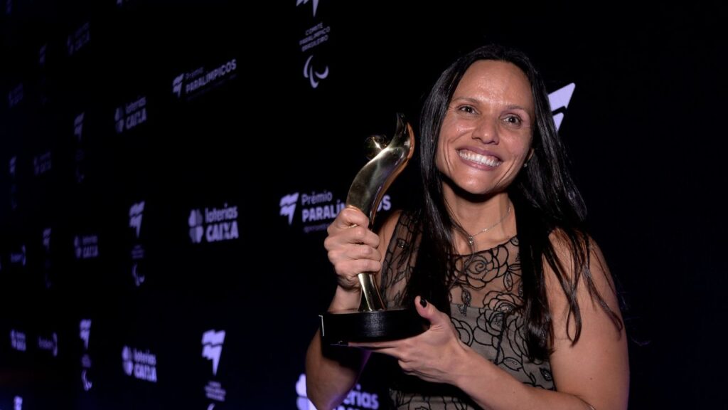 Nadadora Maria Carolina Santiago, Carol Santiago com troféu do Prêmio Paralímpicos 2022