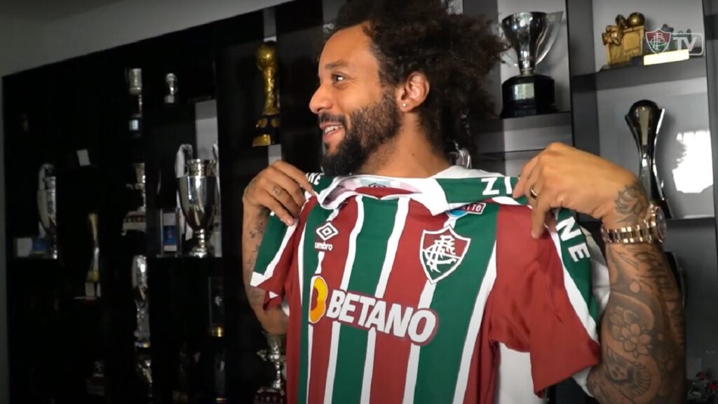 Marcelo recebe camisa do Fluminense em sala de troféus