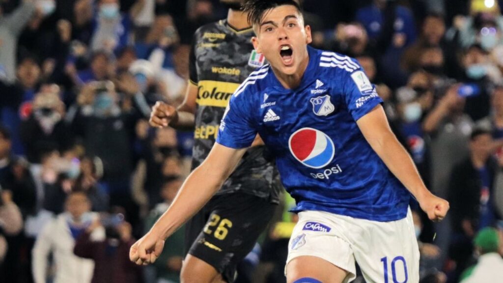 Meia Daniel Ruíz, na mira do Santos, comemora gol no Millionarios