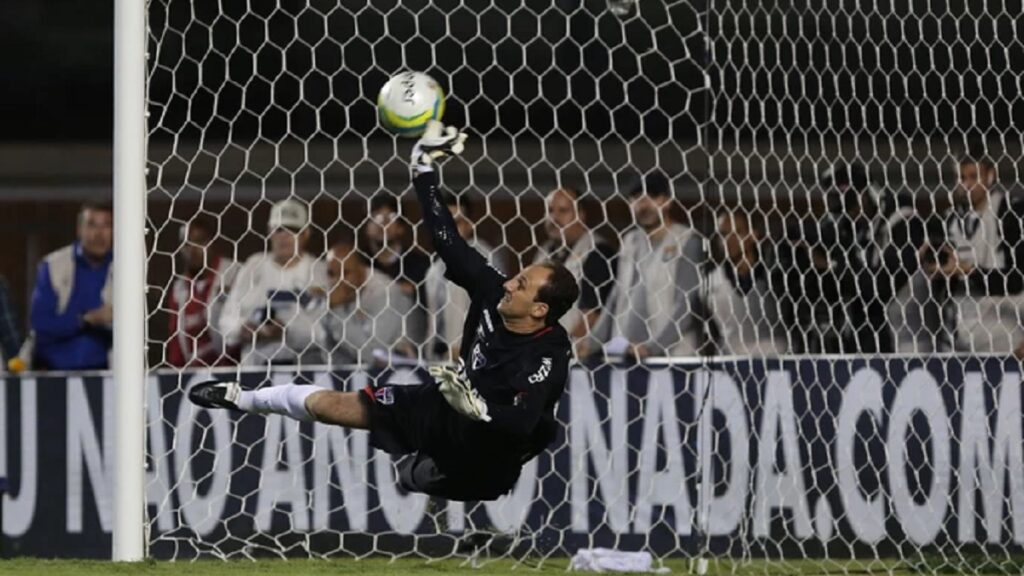 Melhores goleiros da história - Rogério Ceni defendendo pênalti com a camisa do São Paulo
