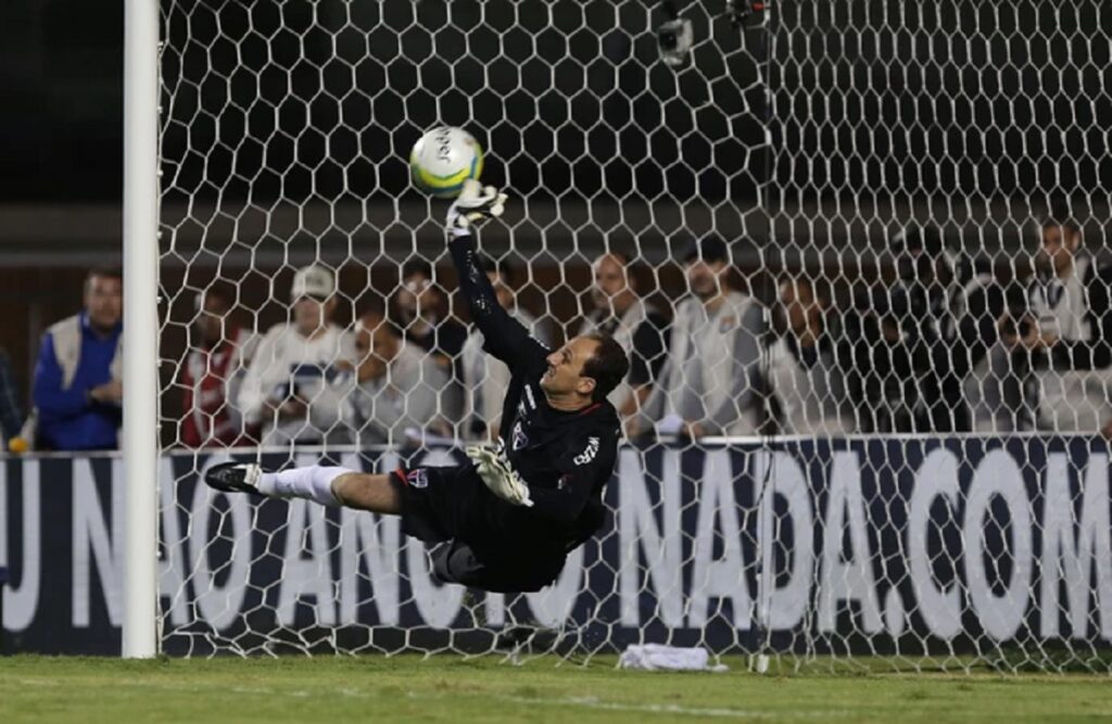 Melhores goleiros da história - Rogério Ceni defendendo pênalti com a camisa do São Paulo