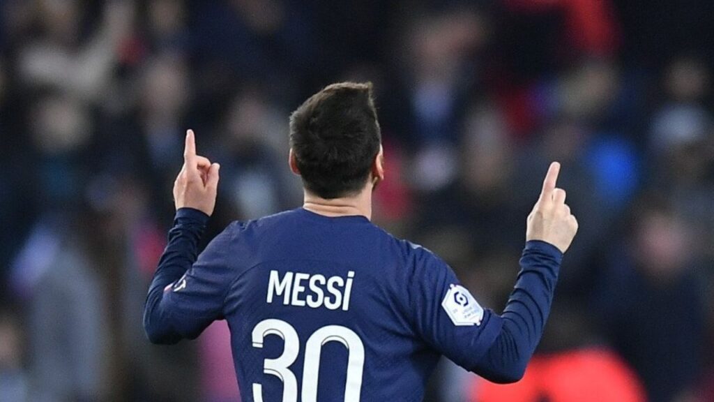 Messi no Al Hilal? TV crava ida do craque e mais 2 do Barça para futebol árabe - Messi, do PSG, de costas comemora e aponta para os céus em comemoração