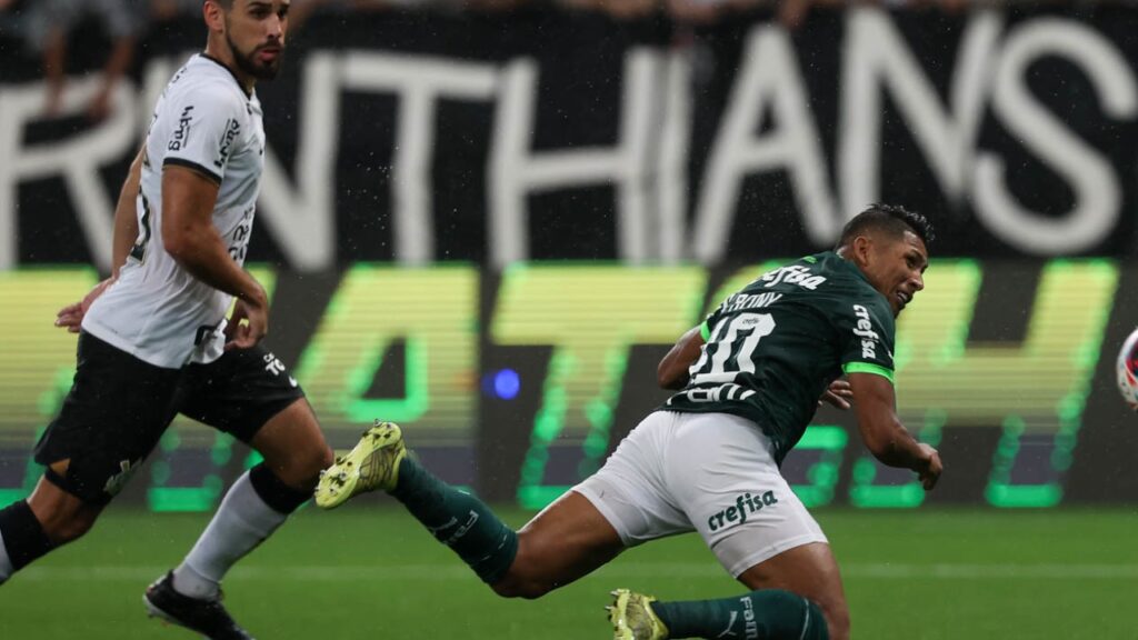 Méndez negocia renovação: Zagueiro Bruno Méndez, do Corinthians, e atacante Rony, do Palmeiras, em jogo pelo Campeonato Paulista