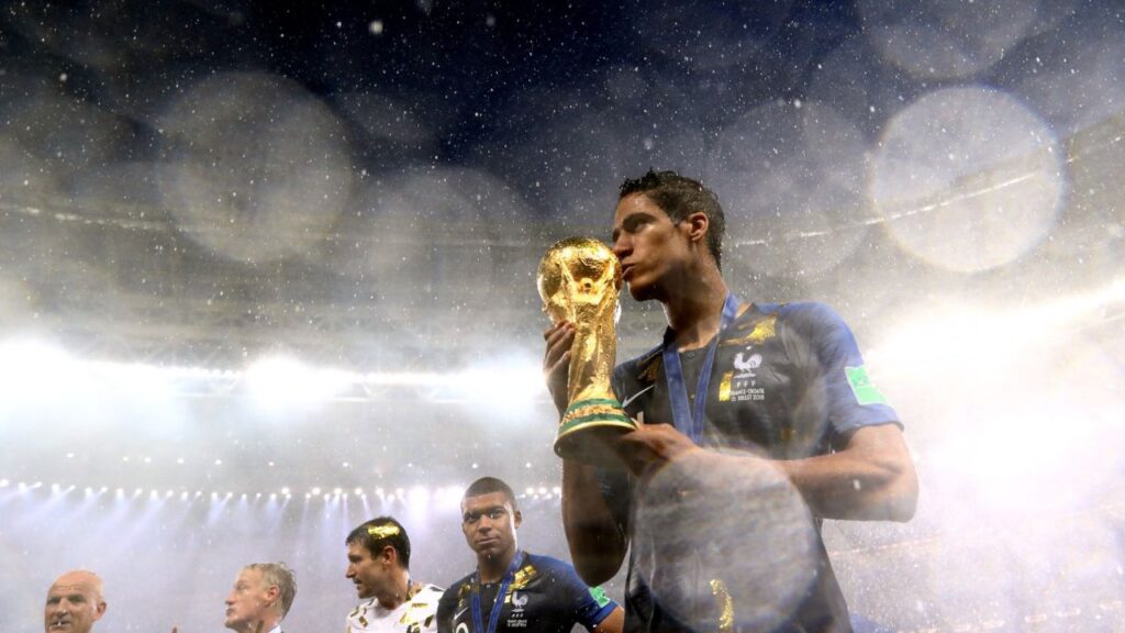 Zagueiro Raphael Varane, da Seleção Francesa, com a taça da Copa do Mundo