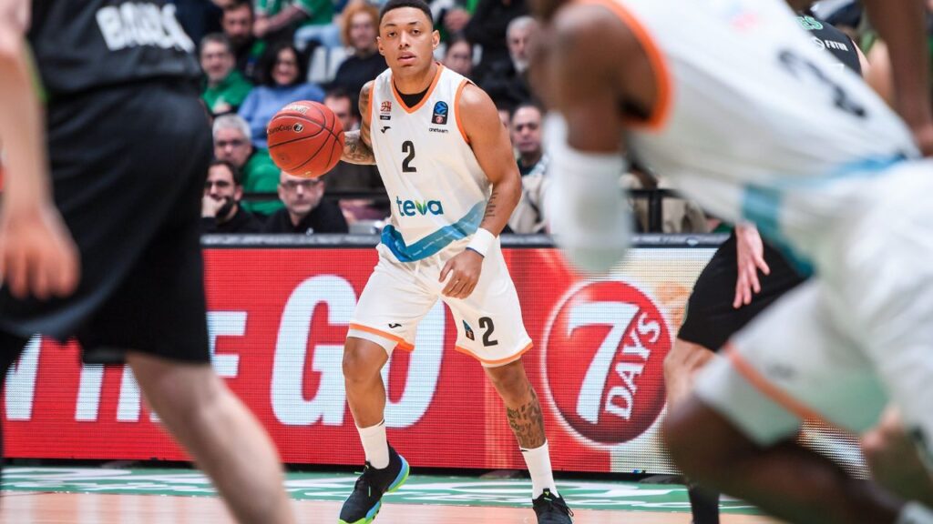 Armador Yago Mateus, em jogo do Ratiopharm Ulm