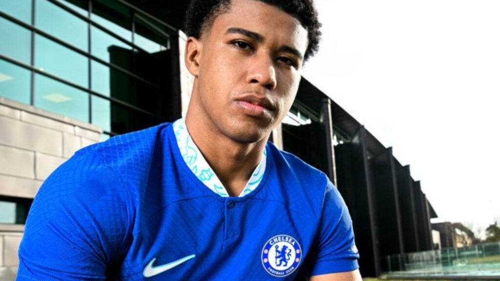 Andrey Santos com a camisa do Chelsea, na Inglaterra , em frente ao estádio Stamford Bridge