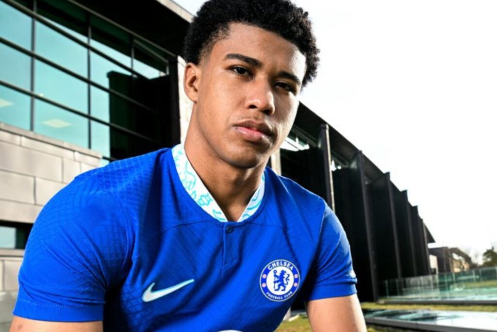 Andrey Santos com a camisa do Chelsea, na Inglaterra , em frente ao estádio Stamford Bridge