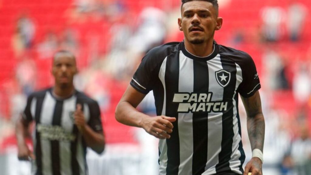 Atacante Tiquinho Soares, do Botafogo, em jogo contra o Boavista