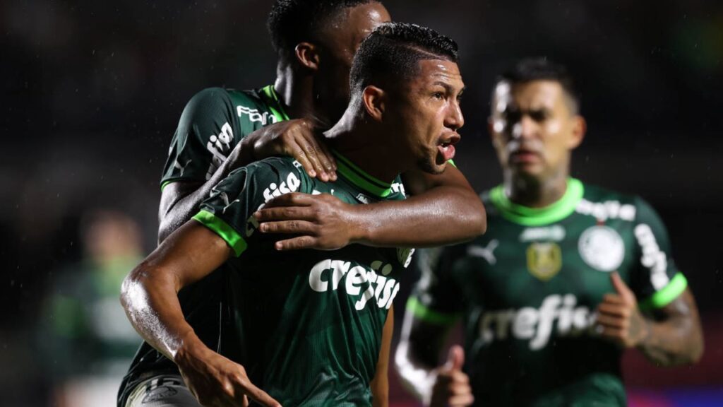 Atacante Rony, do Palmeiras, comemora gol contra o Santos