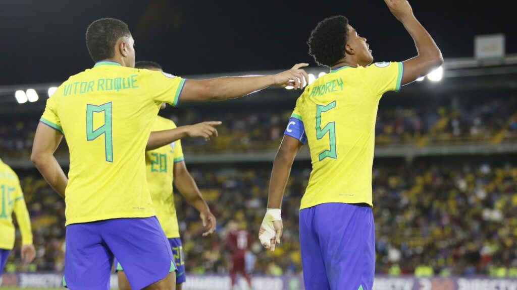 Atacante Vitor Roque e volante Andrey Santos, da Seleção Brasileira, em jogo do Sul-Americano Sub-20