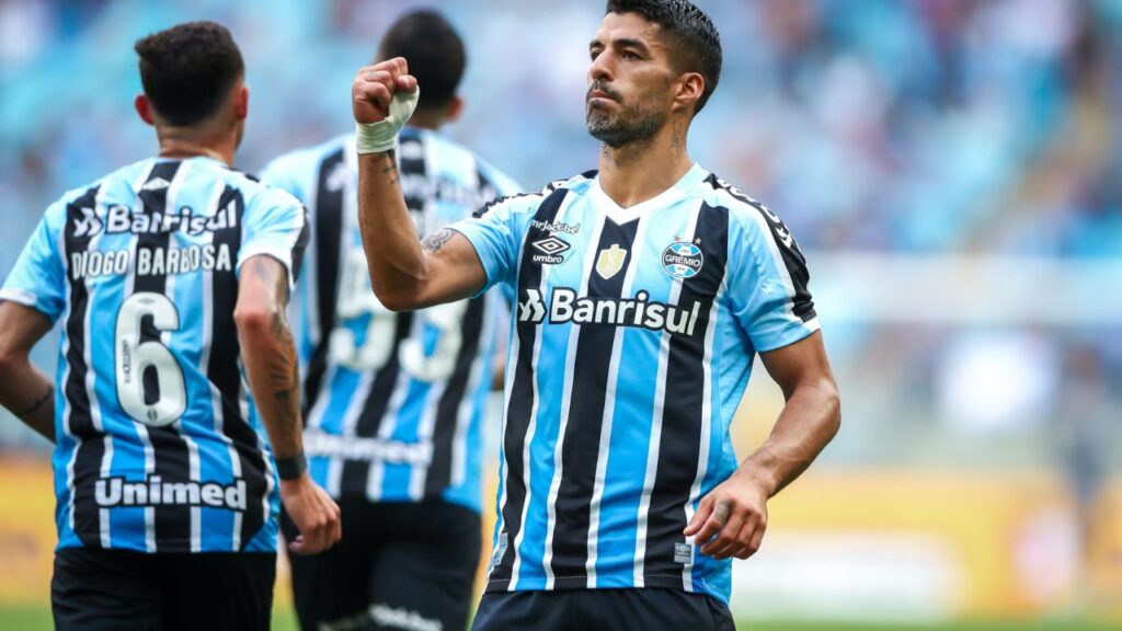 Craques do Brasileirão 2023: Marcelo, Suárez, Hulk e outros nomes chamam a atenção - Suárez ergue o punho e comemora gol marcado pelo Grêmio