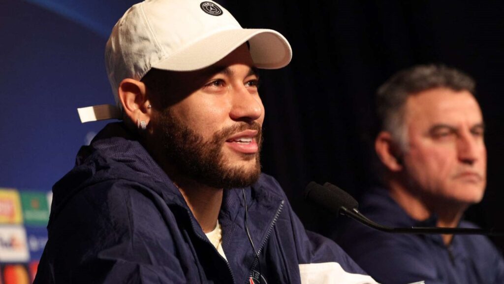Neymar no Chelsea? Time inglês pode fazer proposta na próxima janela de transferências, diz jornal - Neymar está em entrevista coletiva no PSG ao lado do técnico do clube, Christophe Galtier
