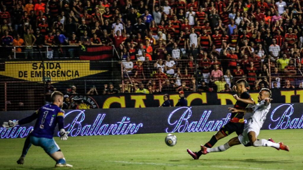 Final da Copa do Nordeste: Atacante Luciano Juba, do Sport, finaliza bola dividida contra o ABC em jogo da semifinal da Copa do Nordeste na Ilha do Retiro
