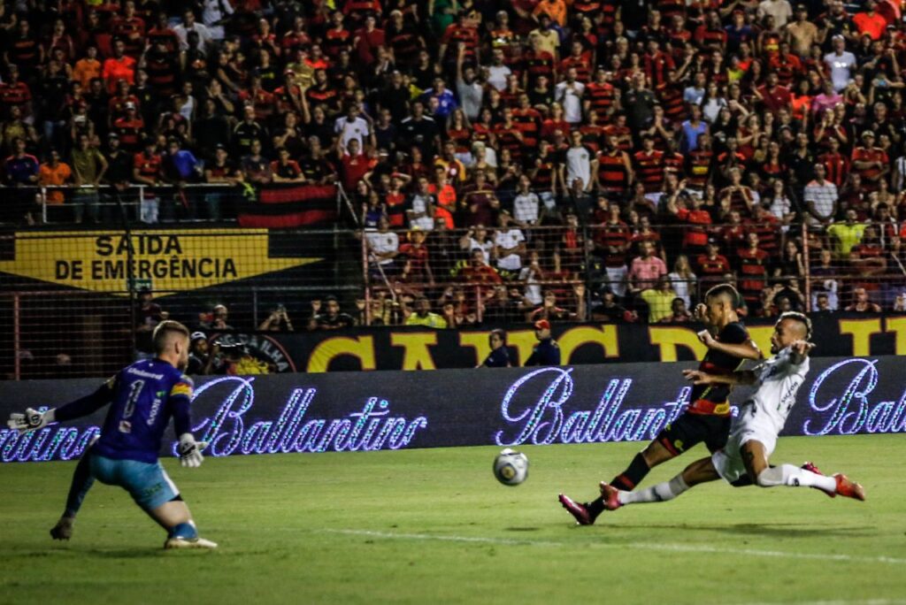 Final da Copa do Nordeste: Atacante Luciano Juba, do Sport, finaliza bola dividida contra o ABC em jogo da semifinal da Copa do Nordeste na Ilha do Retiro