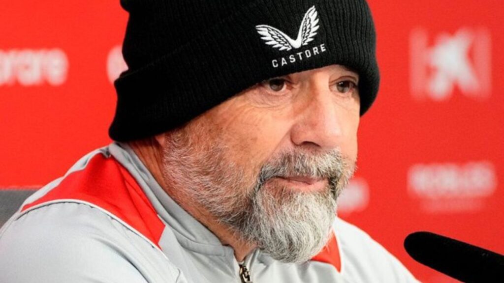 Sevilla demite Jorge Sampaoli: Em 1ª plano, com touca, Jorge Sampaoli em sala de imprensa do Sevilla