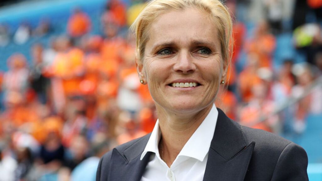 Convocação da Inglaterra: Treinadora Sarina Wiegman, da Seleção Inglesa, à beira do campo