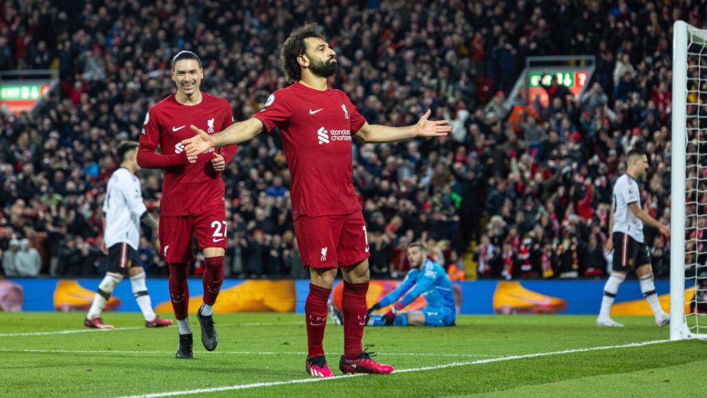 Liverpool massacra o Manchester United em dia inspirado de Salah, que na imagem comemora com a torcida em Anfield