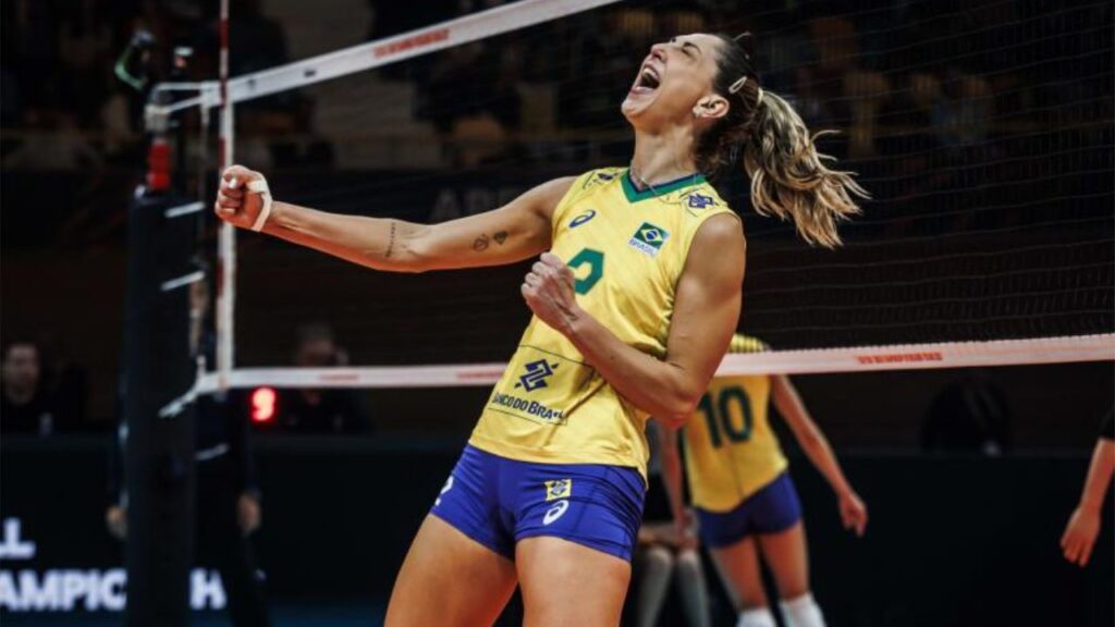 Carol Gattaz rompe o ligamento: Central Carol Gattaz comemora ponto pela Seleção Brasileira em frente à rede no Campeonato Mundial, em 2022