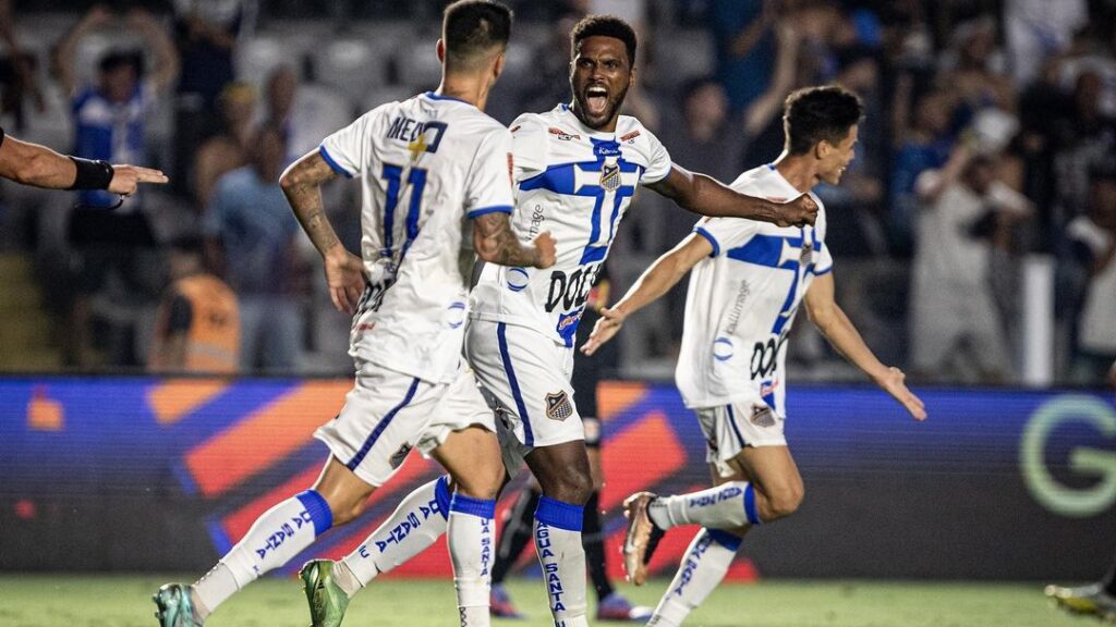 Janela de Transferência: três jogadores aparecem em foco na imagem. Eles estão correndo e sorrindo.