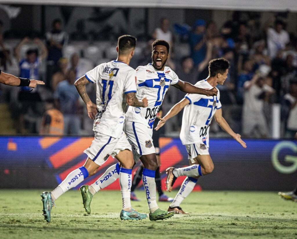 Janela de Transferência: três jogadores aparecem em foco na imagem. Eles estão correndo e sorrindo.