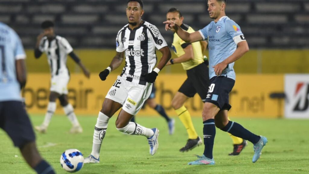 Vasco negocia com Rwan Seco: Atacante Rwan Seco, do Santos, em jogo contra o Catolica-EQU, na Copa Sul-Americana 2022