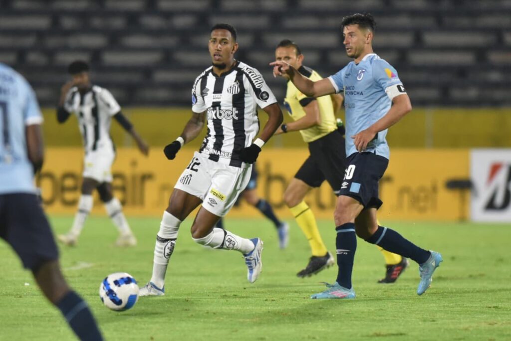 Vasco negocia com Rwan Seco: Atacante Rwan Seco, do Santos, em jogo contra o Catolica-EQU, na Copa Sul-Americana 2022