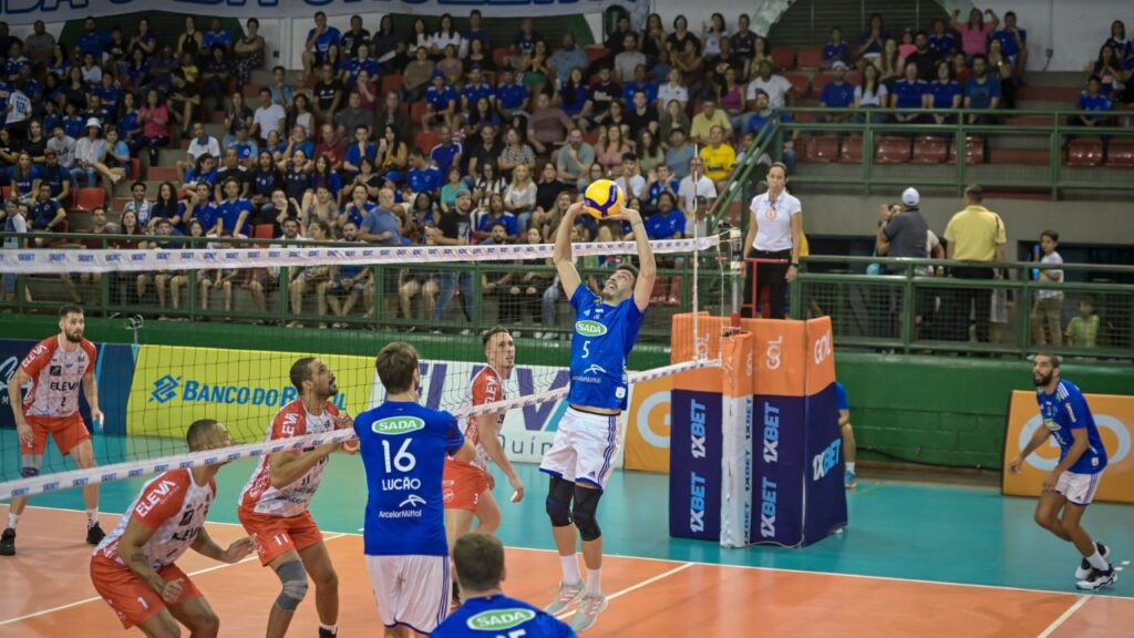 Playoffs da Superliga de Vôlei: Nicolás Uriate, do Sada Cruzeiro, levanta bola em jogo contra o Apan Eleva na 1ª fase da Superliga Masculina 22/23