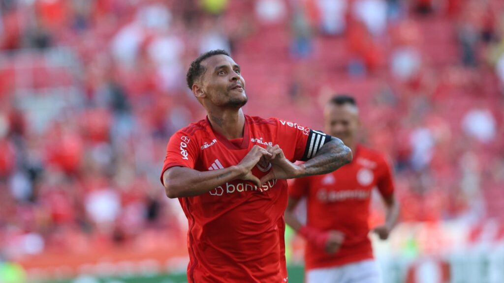 Alan Patrick, do Internacional, comemora gol contra o Esportivo no Campeonato Gaúcho