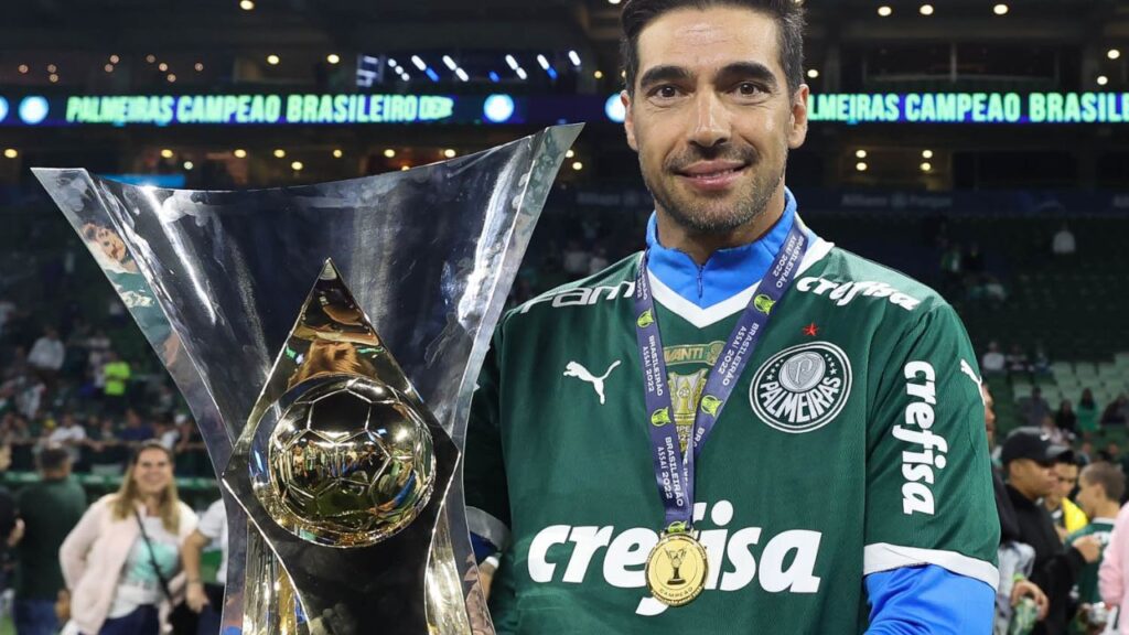 Abel Ferreira recebe proposta: treinador aparece sorrindo segurando a taça do Campeonato Paulista.