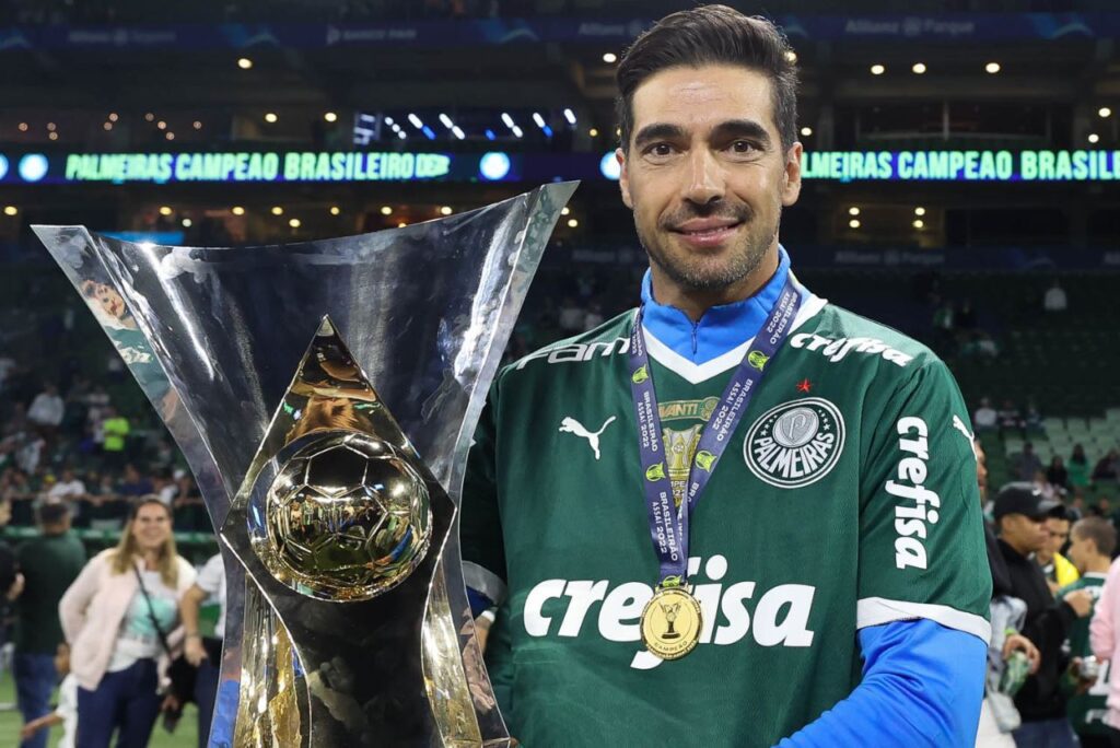 Abel Ferreira recebe proposta: treinador aparece sorrindo segurando a taça do Campeonato Paulista.