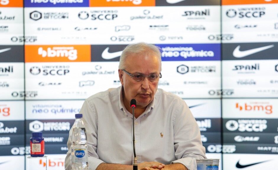 Roberto de Andrade anuncia saída do Corinthians e fala ao microfone em entrevista coletiva. Foto: Rodrigo Coca / Agência Corinthians