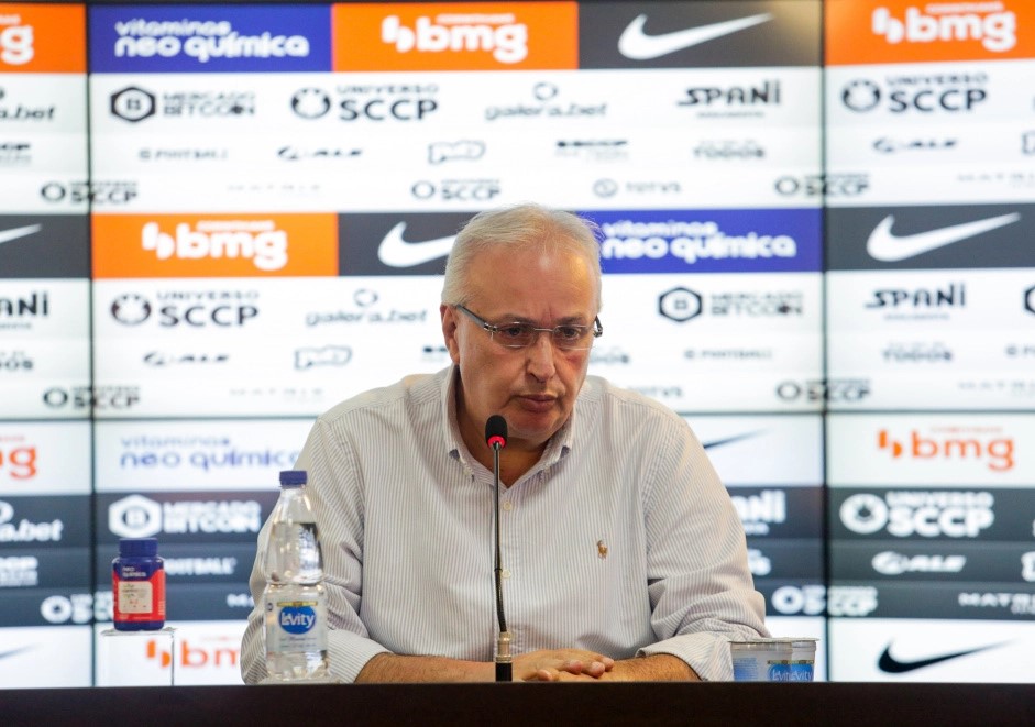 Roberto de Andrade anuncia saída do Corinthians e fala ao microfone em entrevista coletiva. Foto: Rodrigo Coca / Agência Corinthians